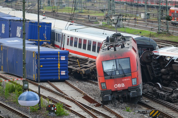 Влак дерайлира и се преобърна в Бавария днес на обяд